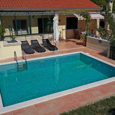 House Lovre Prapatnica